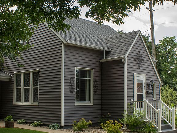4th image of 208 3rd Ave W