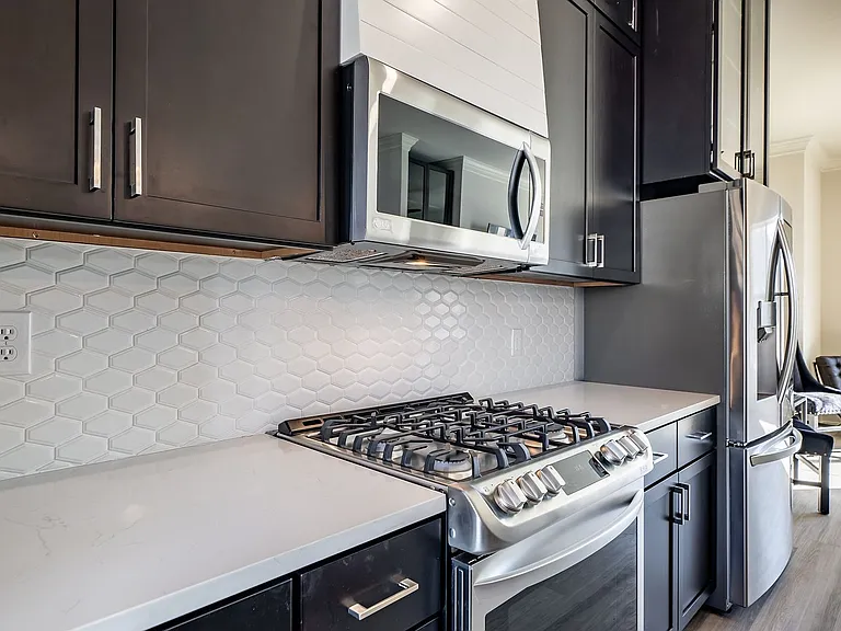 528 W Erwin — Photo 12
