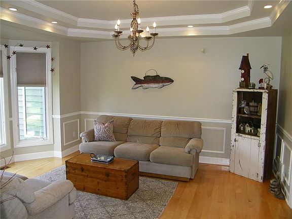 4th image of 1 Center Court Ln