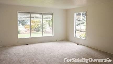 Family Room
						:
						Extra large family gathering space with double pane windows
