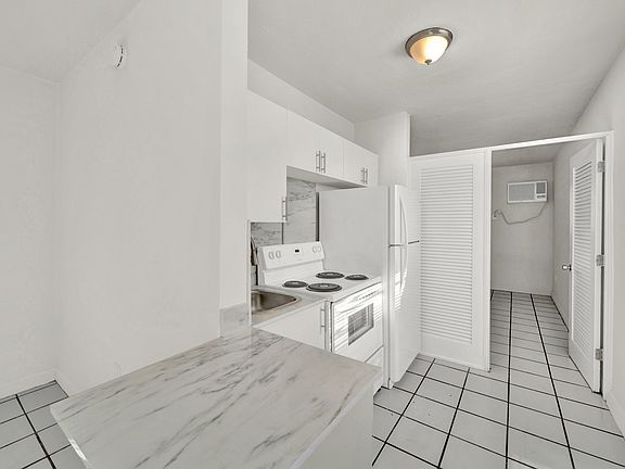 4th image of 426 Santander Ave #11336634