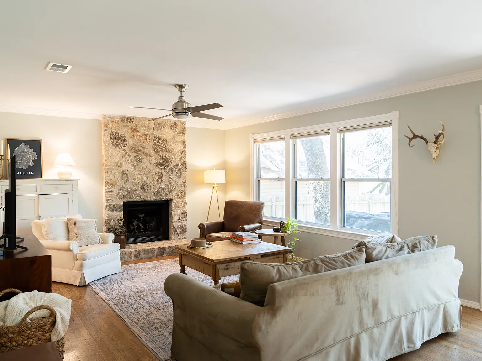 3 bed, 2.5 bath, 1913 sqft, $2,900 — Photo 3
