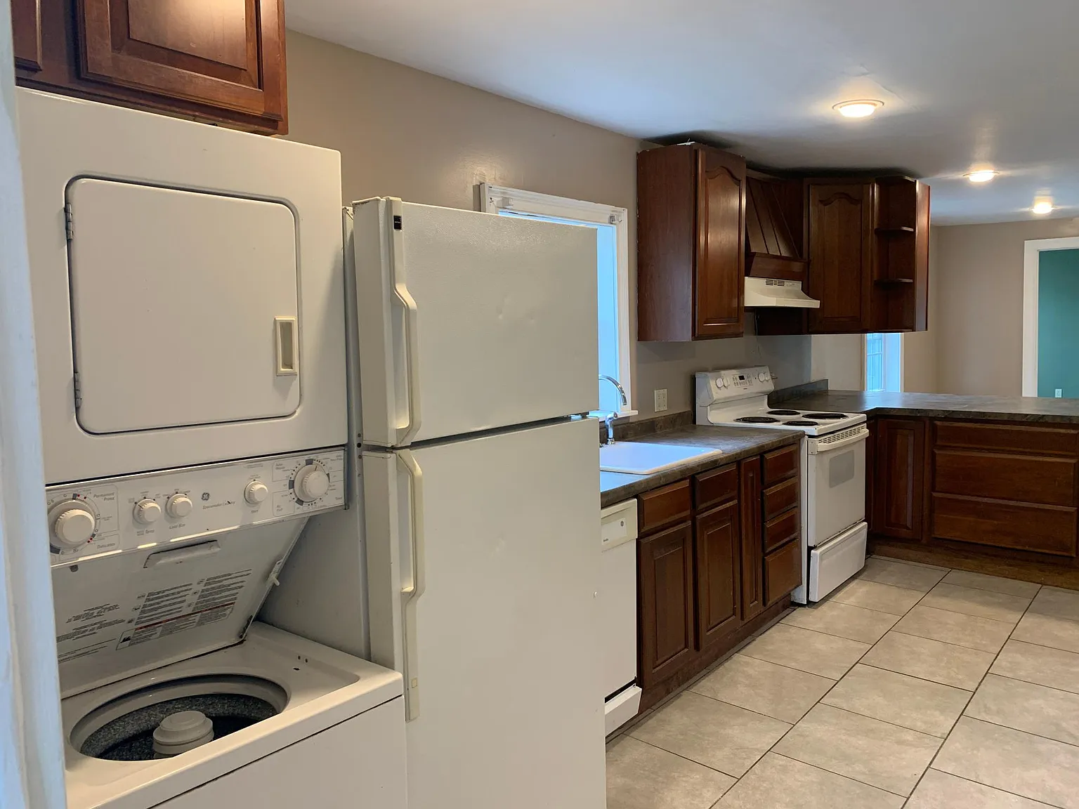 3 bed, 1400 sqft, $1,600 — Photo 2