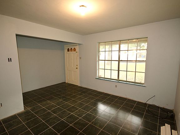 4th image of 608 Meadow Grove Dr