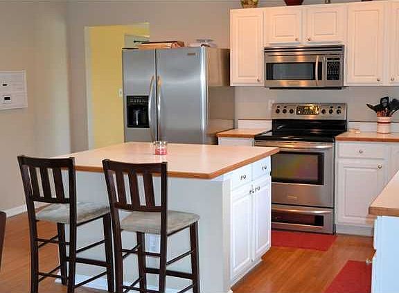 15x11 kitchen with all new stainless steel appliances, lots of cabinets
