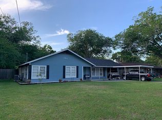 204 W Division St, Edna, TX 77957