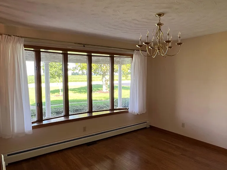 Dining Room
Bay window with ledge
New drapes, lined 2022
Chandelier
DR 12'7" x 12' 2"