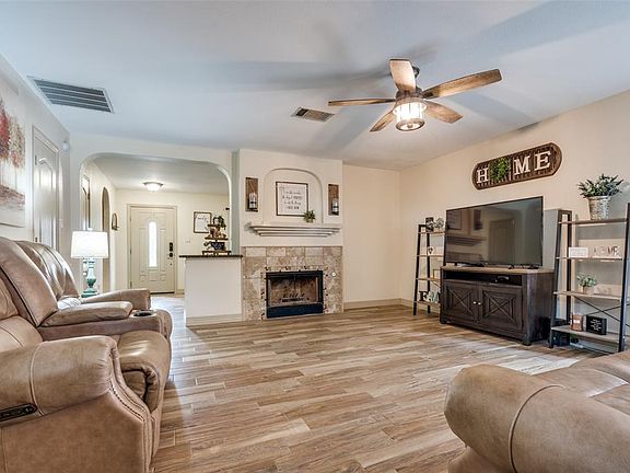 4th image of 2213 Bresee Dr
