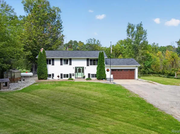 6645 Dunn Rd, Howell, MI 48855