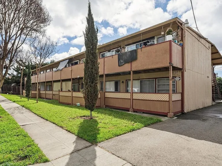 22555 Linden St #12 — Photo 36