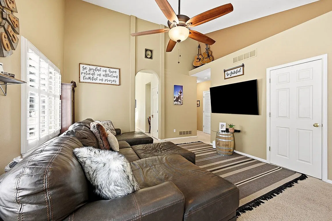 2 bed, 1096 sqft, $2,200 — Photo 1