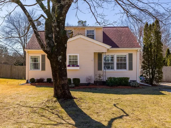 19 Susan Pkwy, Uxbridge, MA 01569