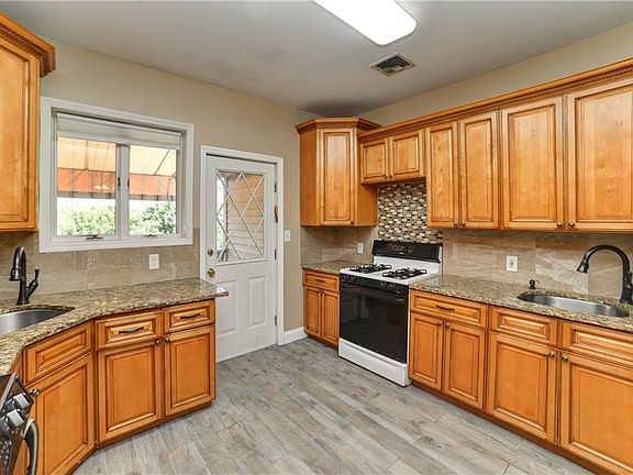 4th image of 8 Kaufman Ct #201