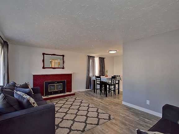 3rd image of 2219 W Rosewood Ave