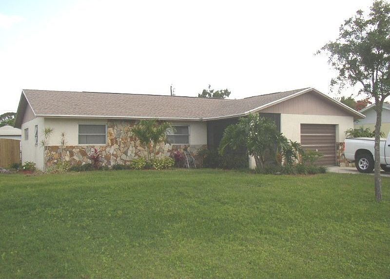Close to Shopping, Saint Lucie West, I-95/Turnpike. Great Location.