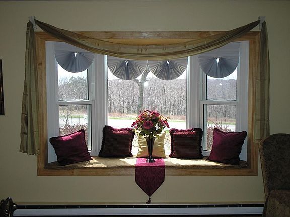 Bay window w/ seat in Living Room