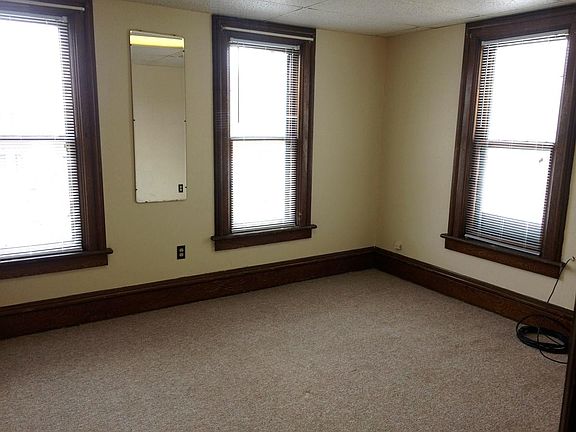 2nd image of 106 1/2 W Paradise St