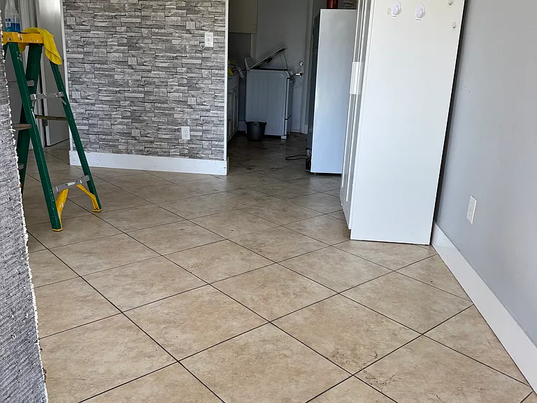 401 NW 43rd Ct #2 — Photo 3