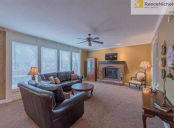 3rd image of 5825 Manor Ln