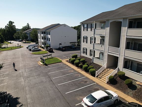2nd image of 300-332 Commonwealth Ct #2B-2BA-1000SQFT