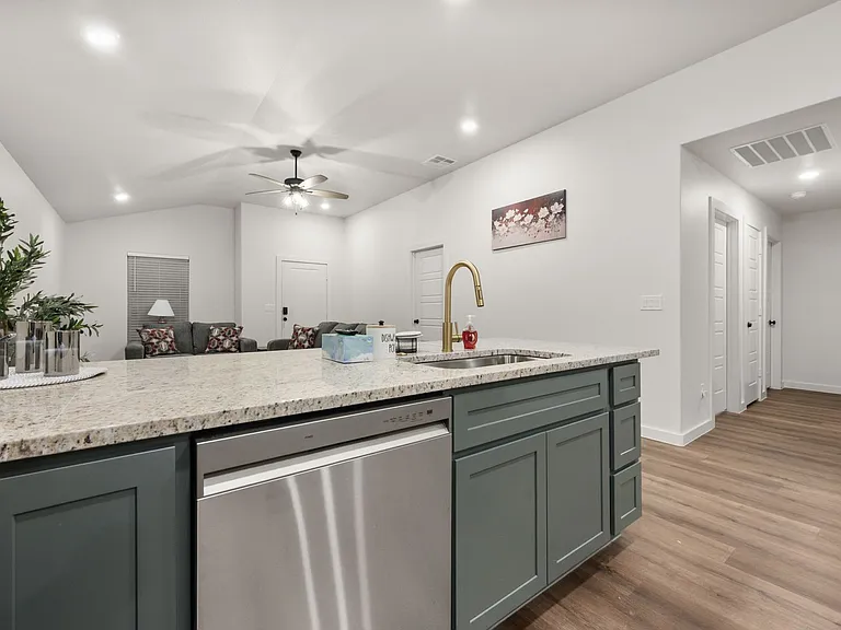 2515 Kenwood Ave — Photo 17