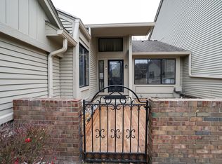 7233 Creeks Bend Dr, West Bloomfield, MI 48322