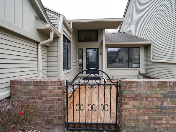 7233 Creeks Bend Dr, West Bloomfield, MI 48322