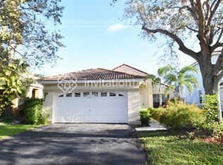 828 Falling Water Rd, Fort Lauderdale, FL 33326