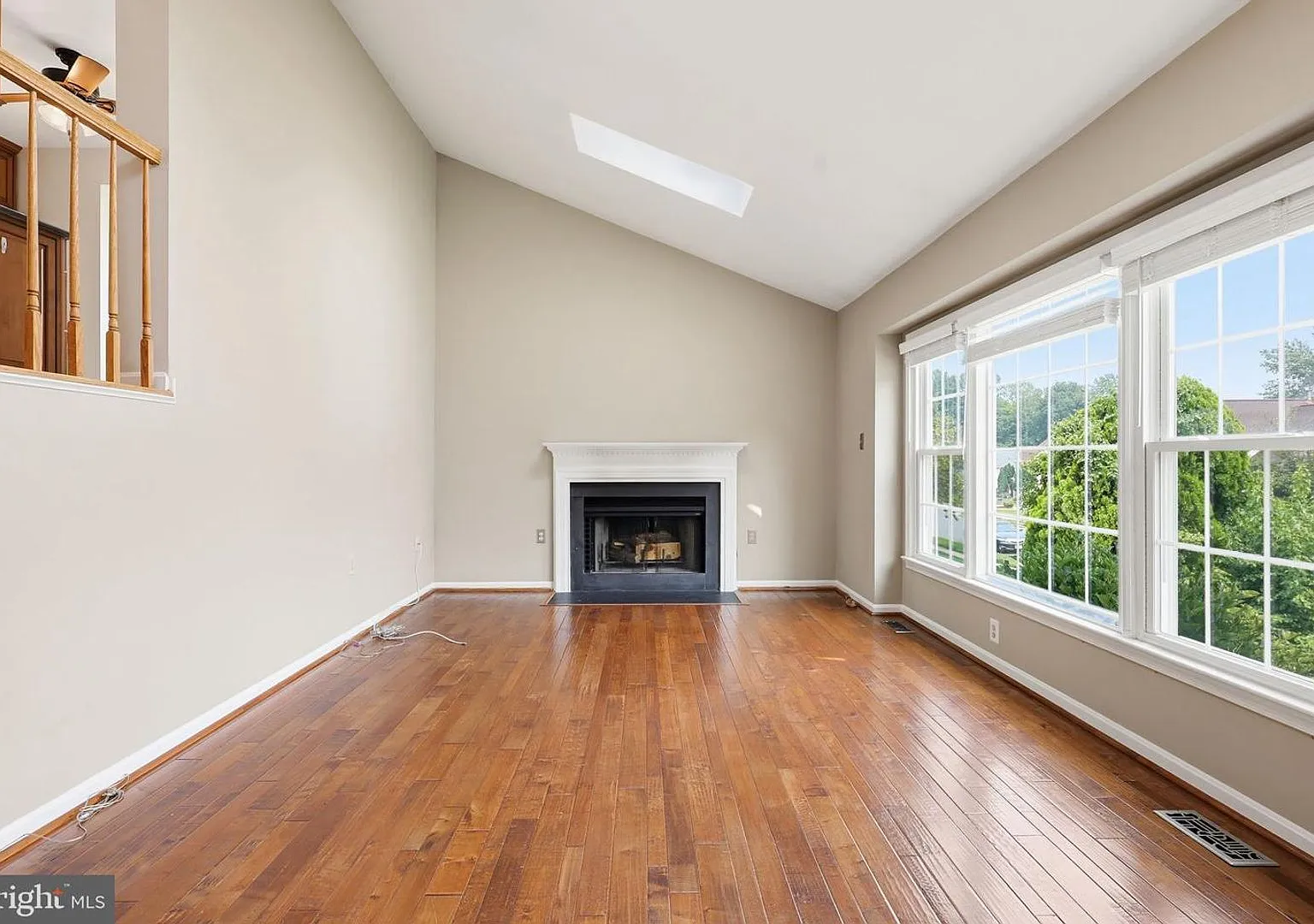 Welcome to 7690 Green Garland! Nestled in the desirable Afton Glen community of Springfield, this... — Photo 3