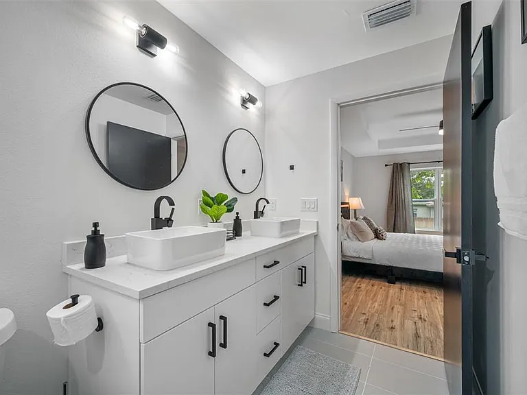 3717 E Clifton St — Photo 31