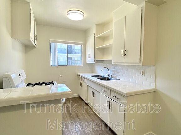 3rd image of 585 E Washington Blvd APT 15