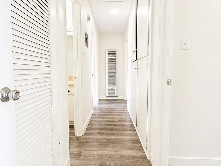 Lynrose Manor Apartments — Photo 42