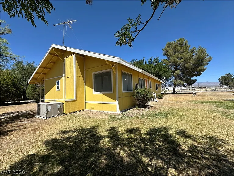 2590 N Murphy St — Photo 2