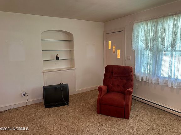 4th image of 209 Pine Street