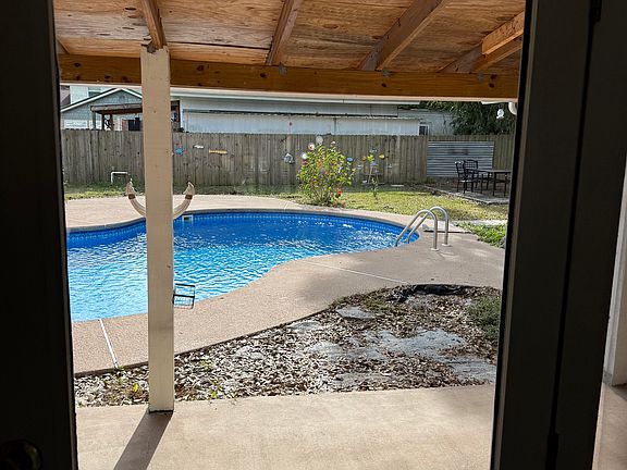 5th image of 758 Winfred Dr N