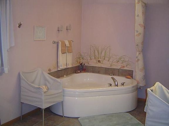 Heated whirlpool w/ 10 jets