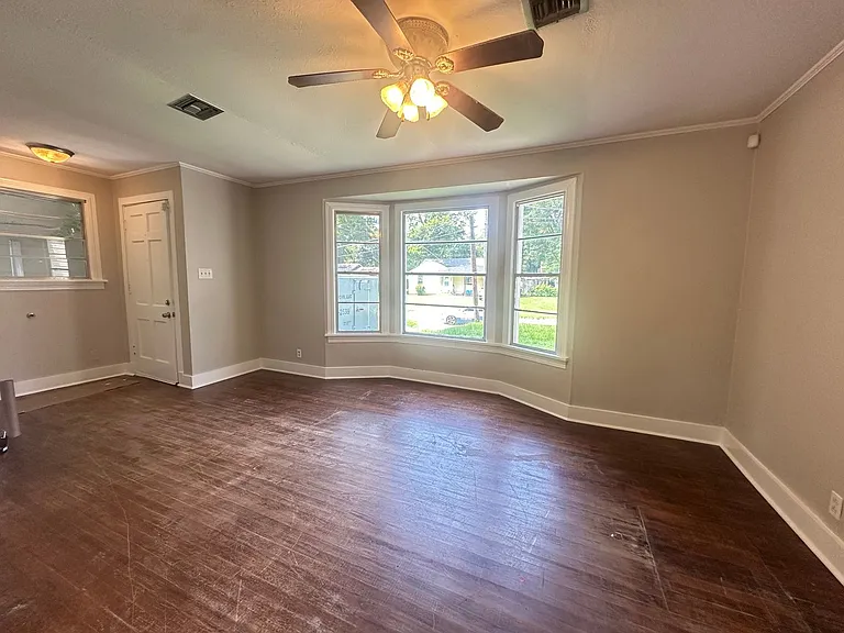 255 E Ratcliff St — Photo 3