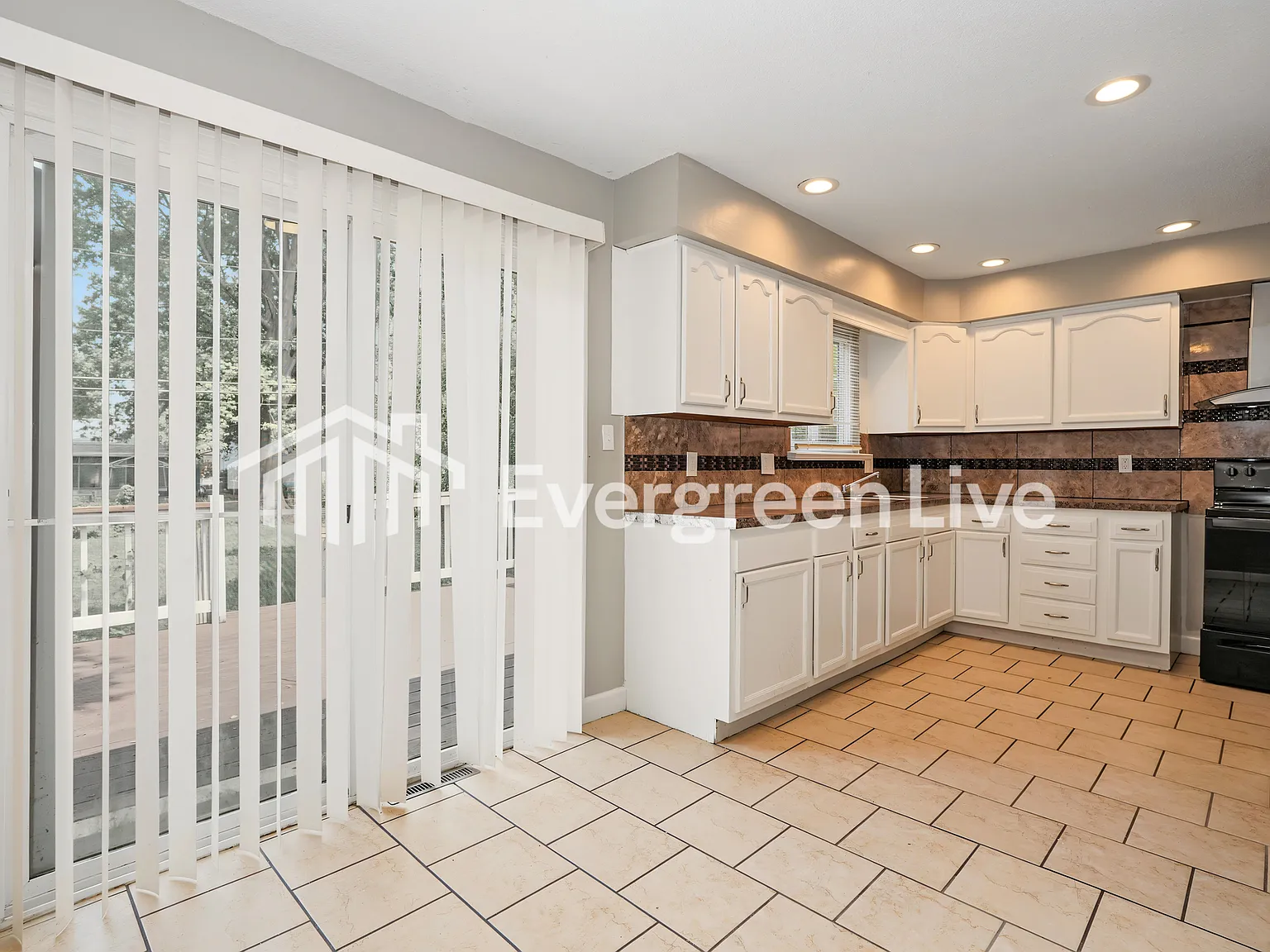 3 bed, 1.0 bath, 999 sqft, $1,595 — Photo 3