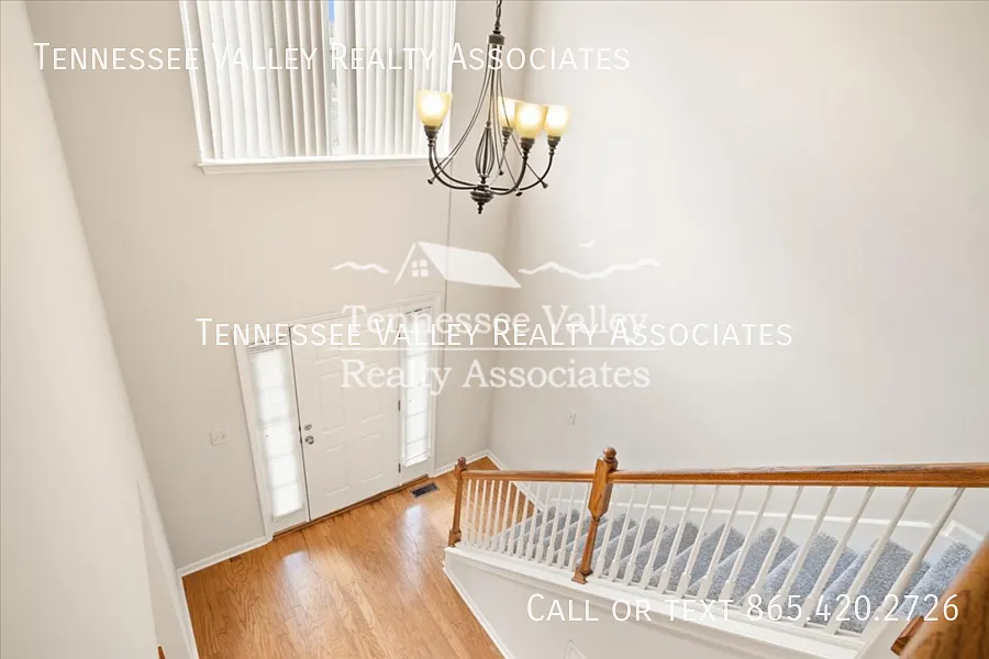 Stunning 5-Bedroom, 3-Bathroom Brick Home in Powell, TN — Photo 4