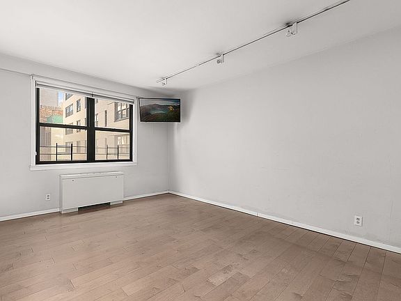 5th image of 201 E 28th St #4R