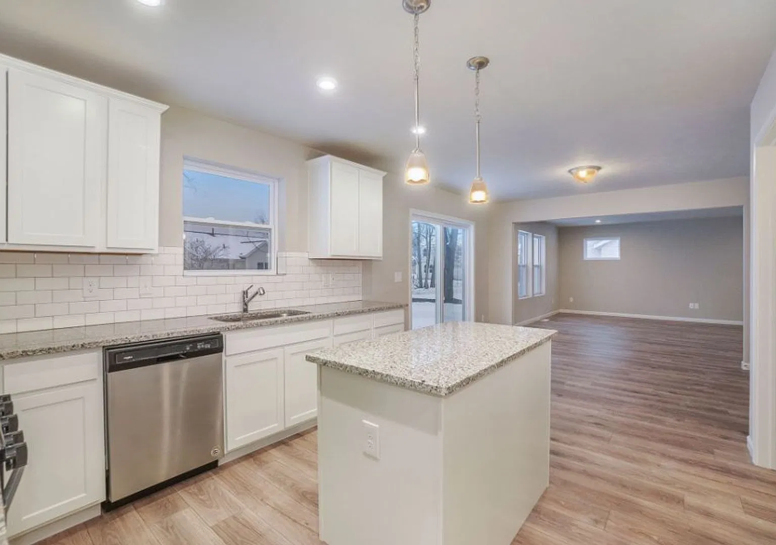 1 Month FREE Rent! Applied to Your First Full Month. Terms & Conditions Apply. — Photo 2