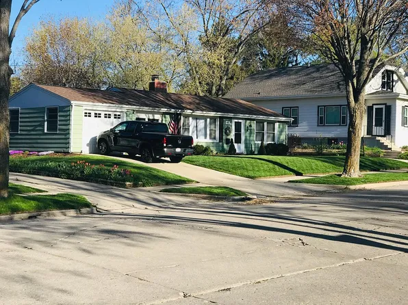 901 S 89th St, West Allis, WI 53214