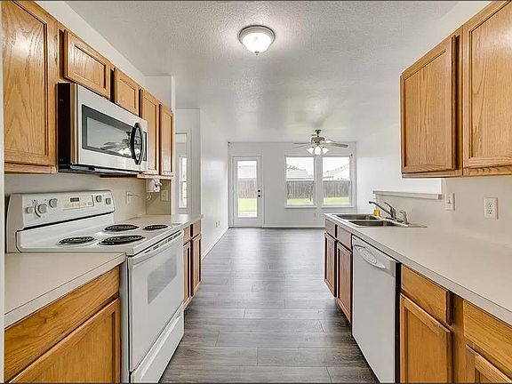 2nd image of 909 Hyacinth Hollow Dr