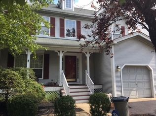 26 Villanova Dr, Kendall Park, NJ 08824