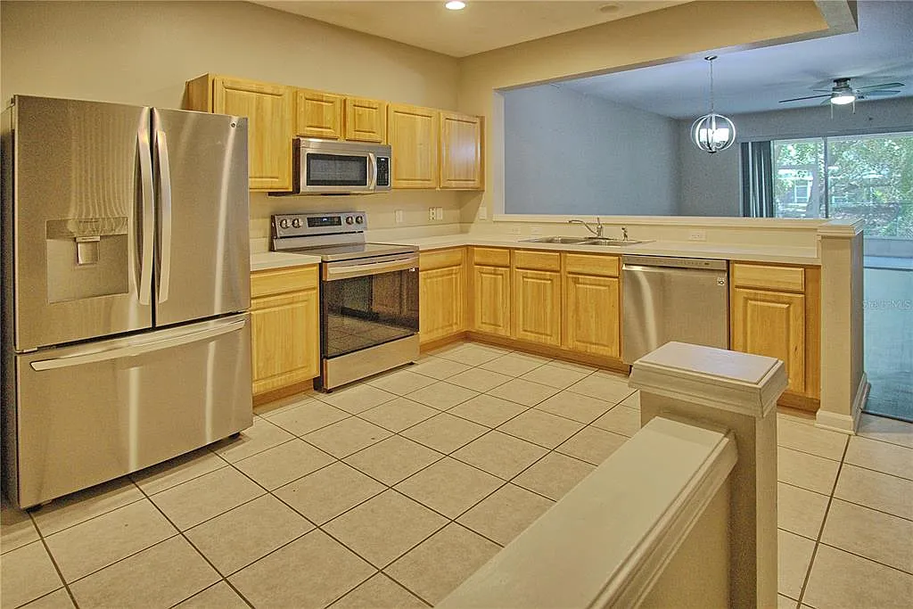 3 bed, 2.5 bath, 1644 sqft, $2,050 — Photo 4