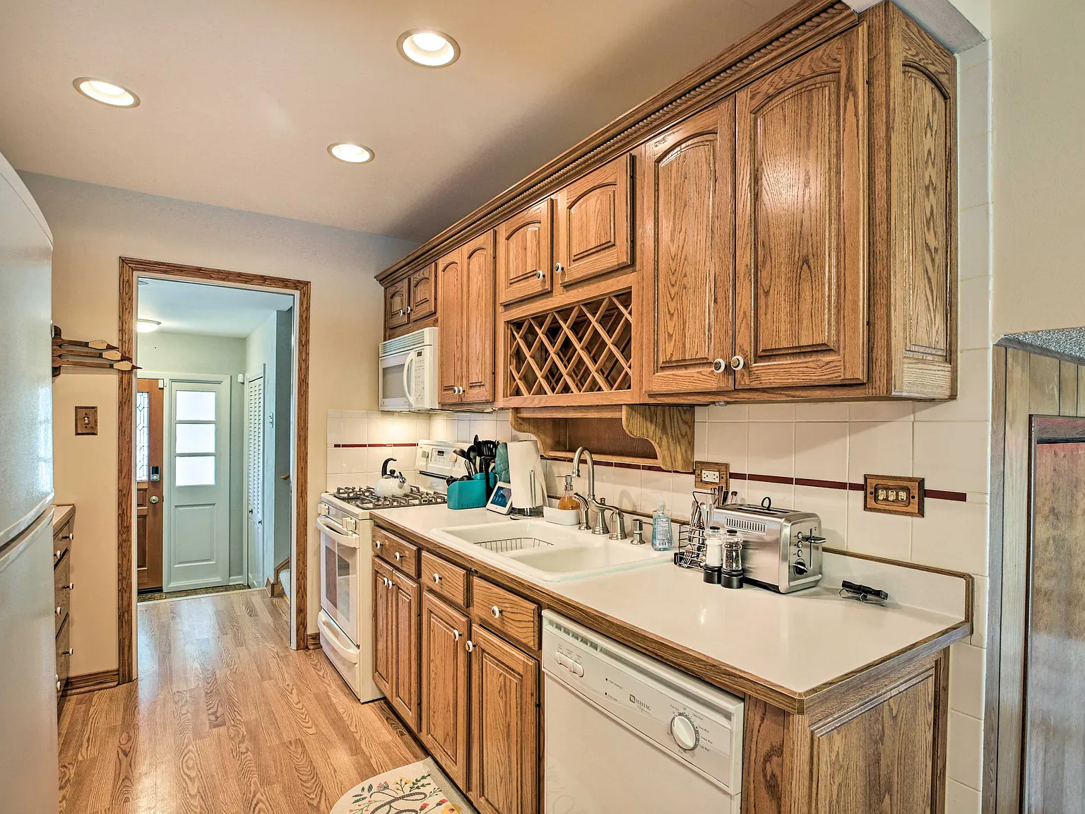 4 bed, 2.5 bath, 2442 sqft, $3,600 — Photo 4