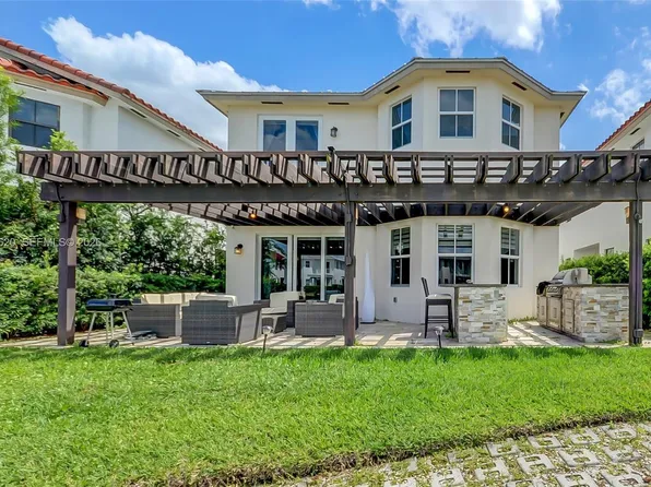10555 NW 69th Ter, Doral, FL 33178