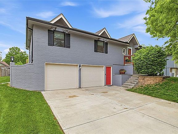 2nd image of 1128 NE Westwind Dr