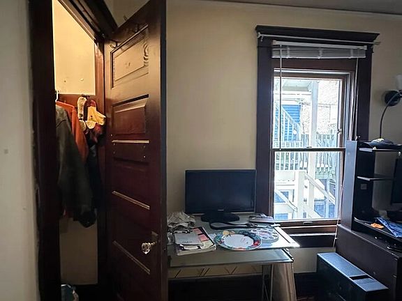 2nd image of 407 Hamilton Pl Unit 1