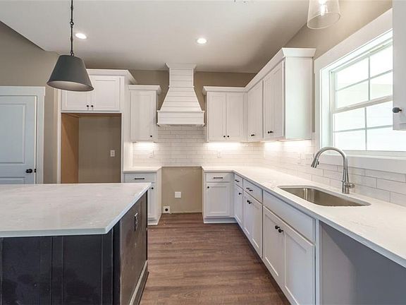 5th image of 218 Woodfin Way